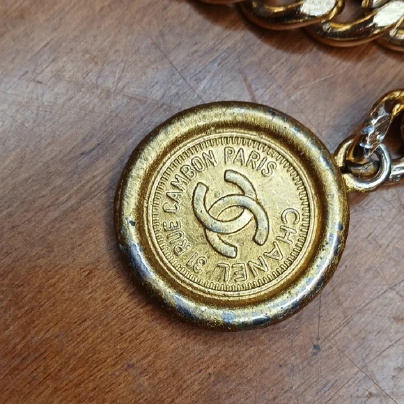CHANEL Gold Chain Women display picture 3